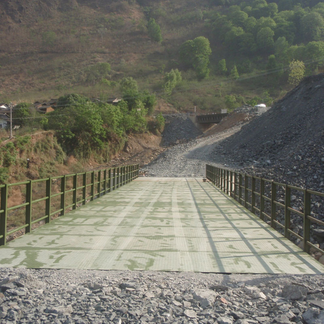 Ponte Bailey (CB-200, 39,624 m de comprimento, 18 fileiras, tipo deck, pista única, largura livre: 6 m) na estação hidrelétrica de Baihetan, condado de Qiaojia, província de Sichuan